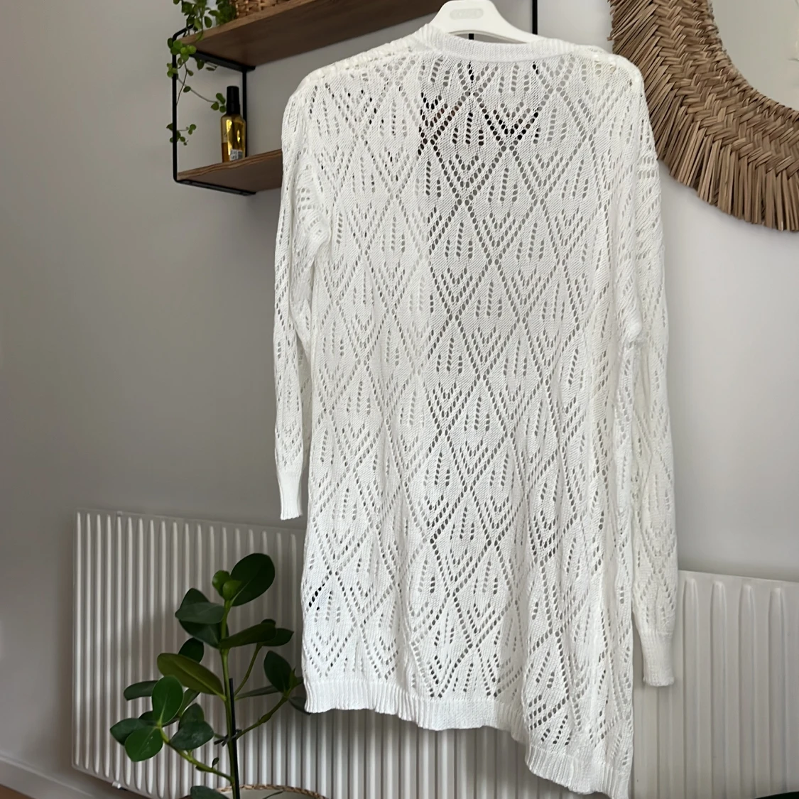 Vit lång stickad kofta med mönster - 1