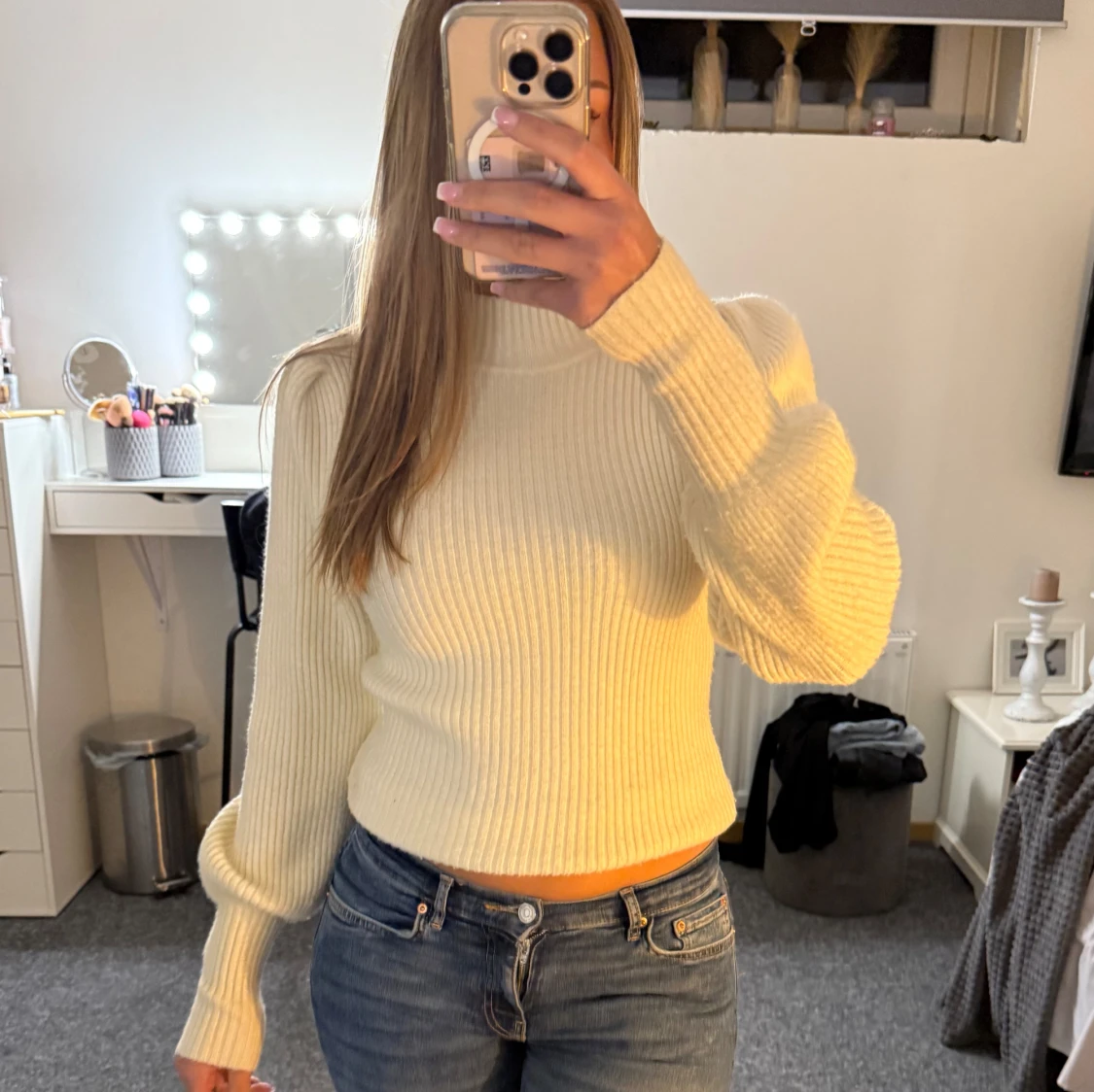 Ribbad ljusbeige stickad tröja