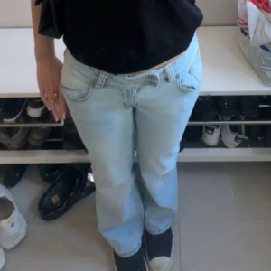 Ljusblå  jeans - Säljer ett par ljusblå jeans med rak passform. Jeansen har låg midja och är tillverkade i mjukt denimtyg. Aldrig använda 💗