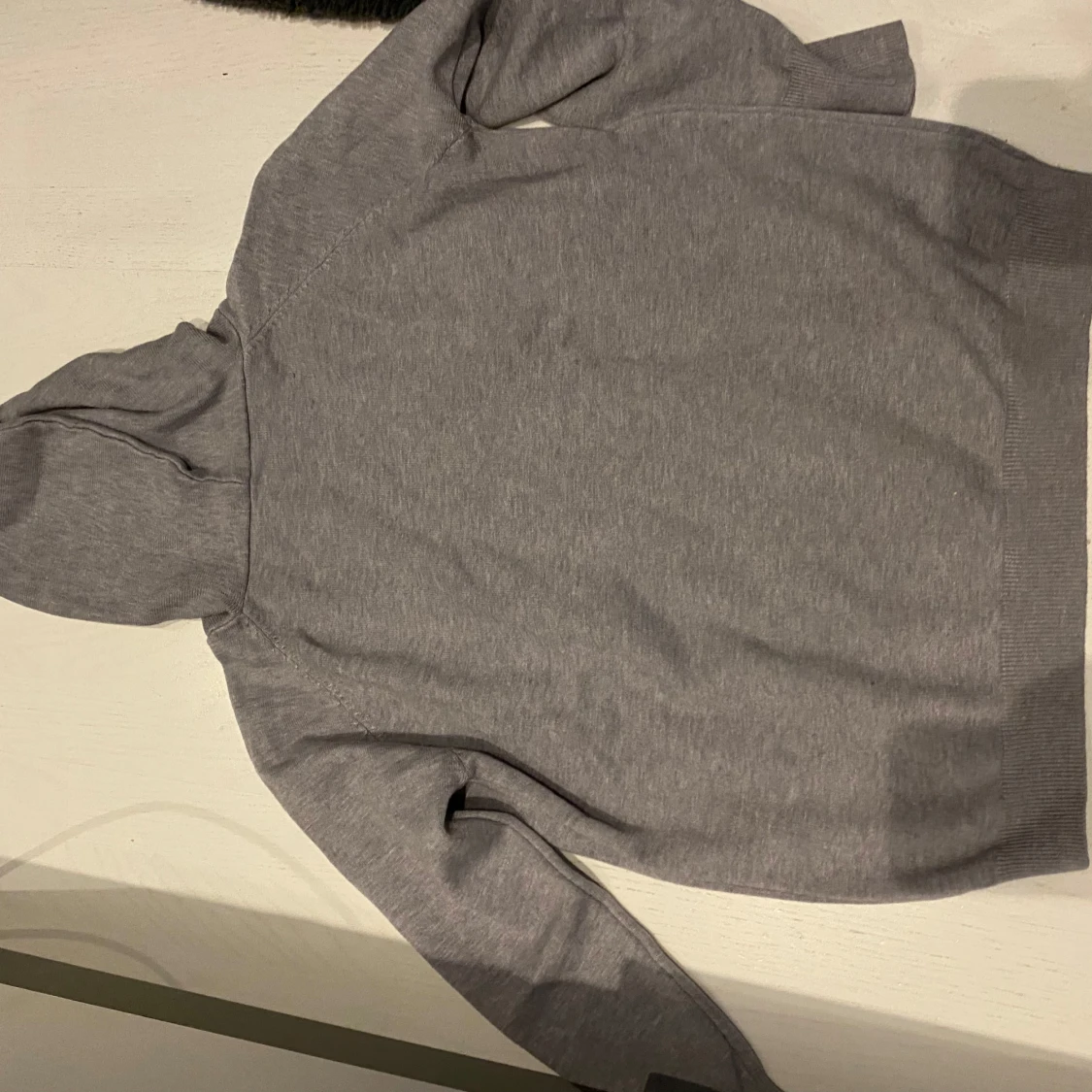 Grå hoodie med huva och snörning - 1