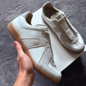 Maison Margiela gats - Säljer ett par feta maison margiela gats i mycket bra skick. Hör gärna av er för fler bilder eller funderingar. //mvh viggo😇😇