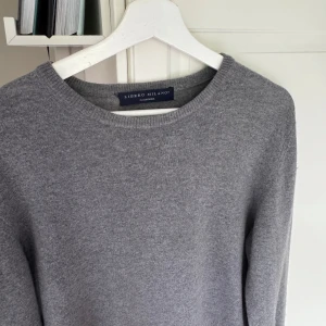 Grå kashmirtröja från Libero Milano - Säljer en stilren grå tröja från italienska märket Libero Milano i mjuk kashmir. Perfekt skick inga hål eller nopper