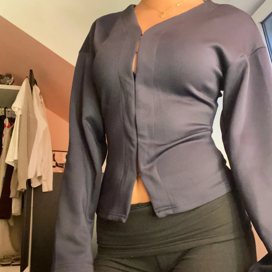 Mörkblå figursydd topp