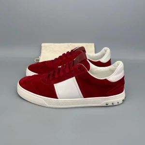 Valentino Flycrew Röd | 39 - • Skorna är använda fåtal gånger och i nyskick   • Storlek: 39 (PASSAR 39.5-40)  • Färg: Röd  • Nypris i butik: ~5000SEK (tillverkas inte längre)  • Dustbag medföljer 