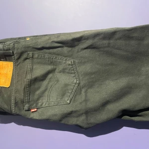 Två Levi's 501 jeans säljes ihop. - Ett par svarta Levis 501 i 32 34. 