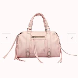 Amor city bag - belle  - Jätte fin eftertraktad väska i ljusrosa färg från design by Amor. Inga defekter, fick hem den förra veckan. Den är rimlig och passar perfekt att ha till skolan💗😇