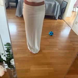 Vit långkjol från Gina Tricot XS - Vit långkjol från Gina tricot! Säljer eftersom den är för lång och därför inte kommer till användning! 
