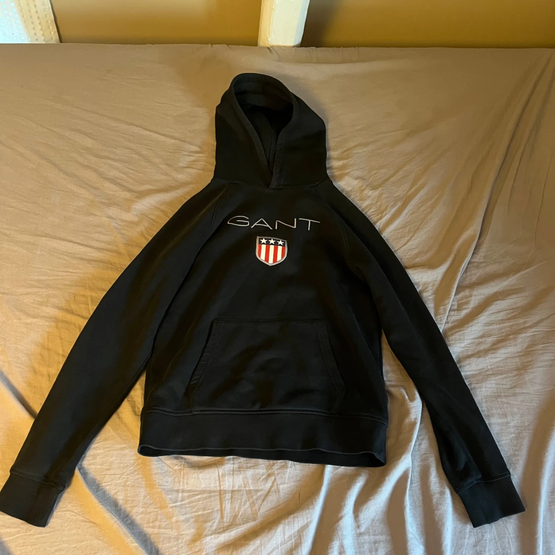 Svart hoodie från GANT med logga - 1