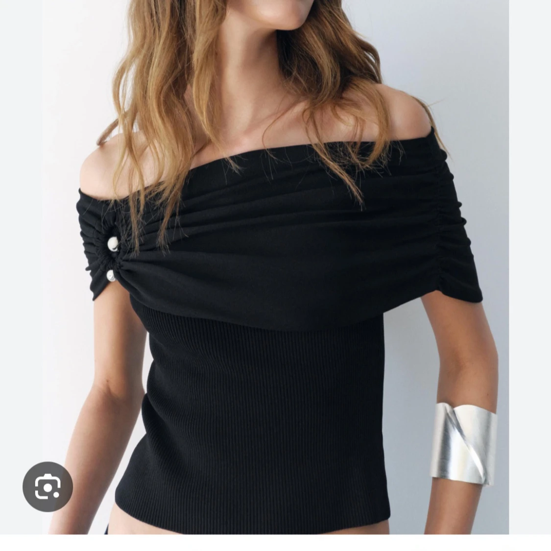 Svart offshoulder topp med pärldetalj - 1