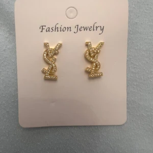 Örhängen i strass ysl - Helt nya oanvända 