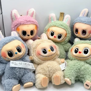 6st The Monsters Lafufu med kartong & foliepåse - 6st jättesöta The Monsters Lafufu Exciting Macaron Alla har ngn liten defekt med färgen på tex nos etc. Fast inget som stör Dom kommer med sina orginal kartonger och foliepåse Alla har vridbart huvud, händer och fötter Höjd ca 17cm Jättesöta små monster!