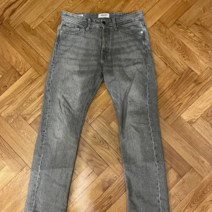 Jack and Jones jeans  - Gråa jeans från Jack and Jones | Size: W28 L32 | Gott skick,  inga märkbara fläckar | Nice passform och perfekta inför höst/vinter! 🍁