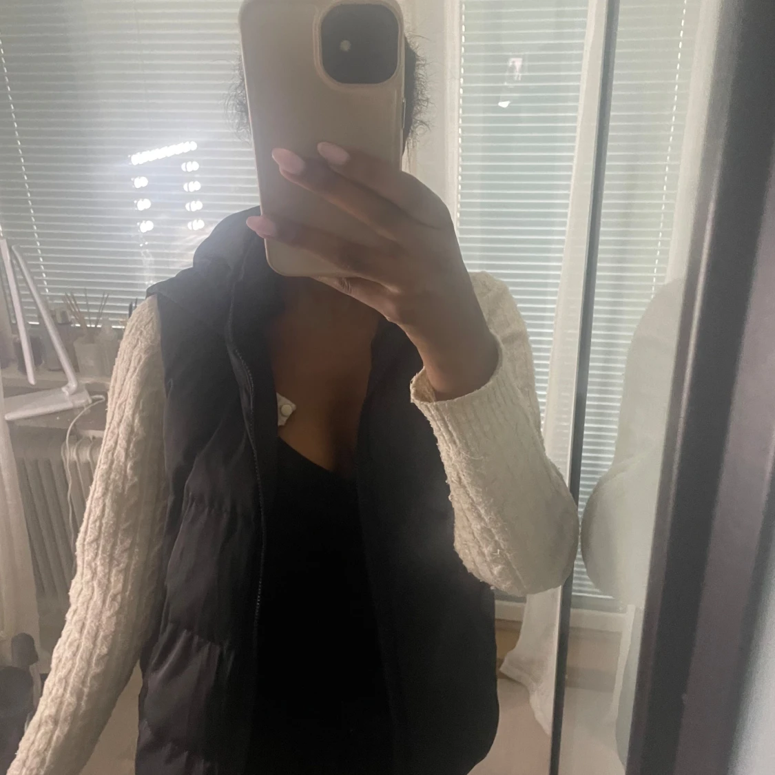 Svart dunväst med dragkedja