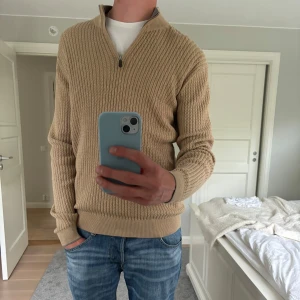 Cabelknitted quarterfinal HANSEN&JACOB - Storlek M passar M. Nypris 1600kr. Inte använd mycket alls, mycket bra skick.
