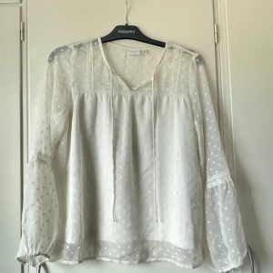 Vit blus från VILA - Snygg blus från vila. Den har långa ärmar och fina detaljer💕