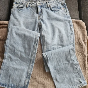 Ljusblå lågmidjade  jeans från Zara - Ljusblå jeans från Zara med klassisk femficksdesign och raka ben. Jeansen har normal midja.