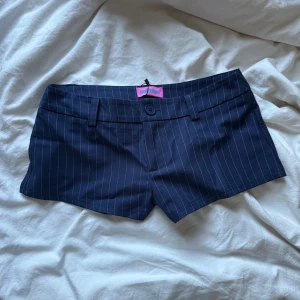 Mörkblå randiga shorts från Edikted - Mikroshorts från Edikted med kritstreck. Helt i nyskick med lappen kvar! Säljer då de är lite stora på mig 🥂  Prisförslag varmt välkomna 😌