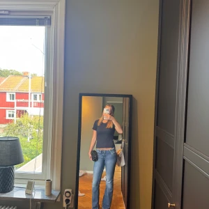 Marinblå topp med normal passform - Säljer en jättefin marinblå topp från zara. Fin passform och enkel att styla till allt.