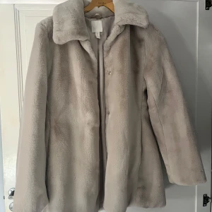 Jacka - Helt oanvänd fuskpälsjacka