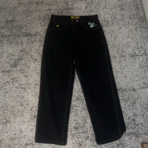 Baggy Smurfarna x Butter jeans svart - Svarta baggy jeans från Butter Goods x Smurfarna. Använda ganska lite och är i bra skick. Orginal pris 1300kr
