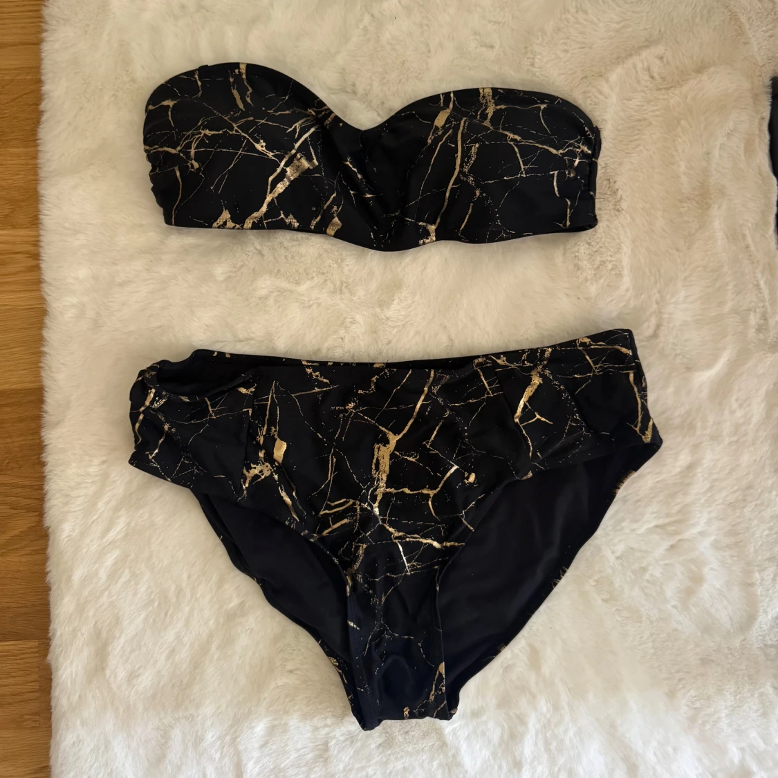Svart och guld bandeau bikini