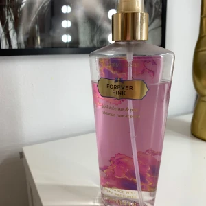 Vinted Victorias secret parfym - Jättefin Victorias secret parfym som luktar så gott, som blandningar av blommor. Denna parfym har använts ett fåtal gånger som ni kanske ser men utsidan är inget fel på om due en samlare på Vinted grejer!💗 