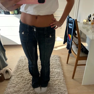Lågmidjade botcut jeans  - Snygga mörkblå bootcut jeans som är låg midjade. Dom har inga bakfickor. Dom är från h&ms barn avdelning i storlek 170 men passar mig med S prima!!! Super snygga  