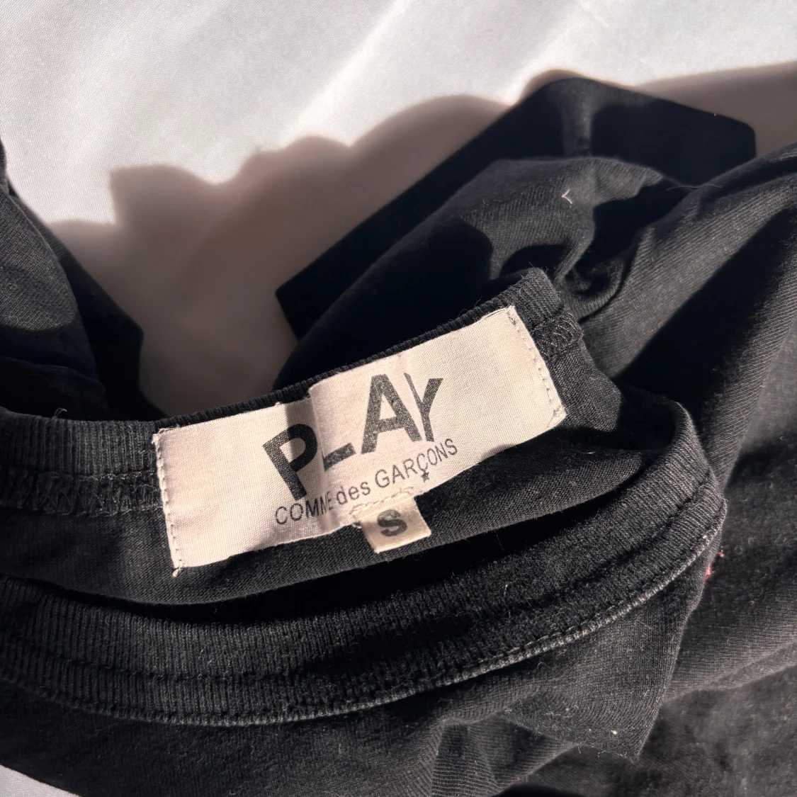 Svart Comme des Garçons Play t-shirt - 2