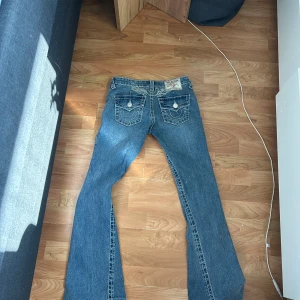 true religion - true religion jeans i storlek 25/30 som köptes på Nelly för 1599kr. knappast använda💞midjemått rakt över: 36 innerbenslängd: ca 70