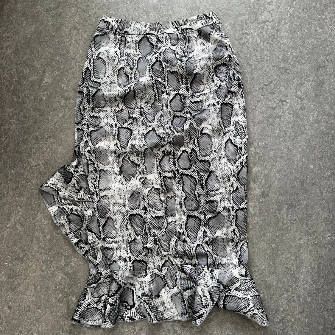 Grå långkjol med ormmönster från Missguided - 1