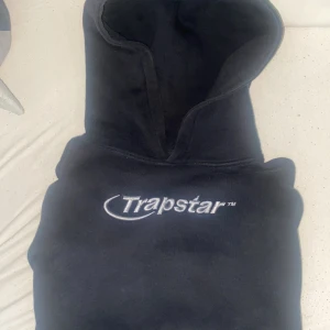 Trapstar Hoddie - 100% äkta trapstar hoodie köpte förra året med byxor. Ser inget behov av att ha kvar denna.