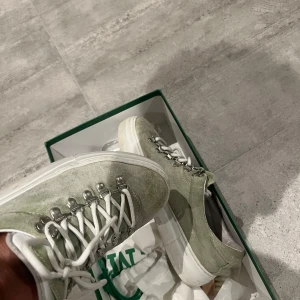 Ljusgröna mockasneakers från Diemme - Snygga sneakers från Diemme i ljusgrön mocka med vita snören och robust vit sula. Skorna har metallöglor för snörningen som ger en cool outdoor-vibe. Perfekta för dig som gillar stilrena men unika sneakers.