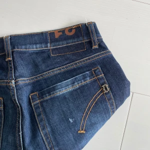 Dondup jeans - Tja! Säljer nu dessa extremt feta dondup jeansen! Dondup jeansen är i fint skick! Alla slitningar är orginal från fabrik=design!  Nypris 4000+! Skriv vid bilder eller frågor! Vid snabbaffär=bättre pris