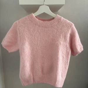 Stickad tröja  - Från Gina Tricot i strl M, skulle säga den är liten i storlek! Aldrig använd 