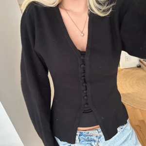 Figursydd kofta - En figursydd kofta från Gina tricot, knappt använd🙏🏼materialet är så skönt