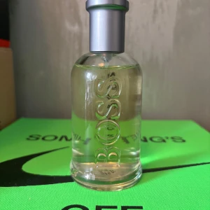 Hugo Boss Bottled parfym 100ml - Klassisk parfym från Hugo Boss i en stilren, transparent glasflaska med silverfärgad metallkork. Flaskans design är rundad med BOSS-loggan i relief på framsidan. Perfekt för dig som gillar fräscha och maskulina dofter.