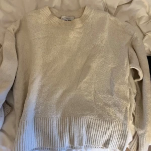 Beige stickad tröja & Other Stories - Mysig beige stickad tröja från & Other Stories nypris 800 kommer strykas