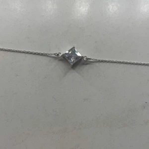 Silver armband  - Armband i silver från guldfynd med en tunn kedja och en fyrkantig, klar sten i mitten. Har en liten knut som jag inte får upp, men inget man märker! 