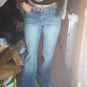 Bootcut jeans - Säljer ett par mellanblå bootcut jeans från Lindex, skulle säga att storleken är 40/42. Är ca 173 cm. Tidigare köpt här på plick. Köpare står för eventuell frakt.