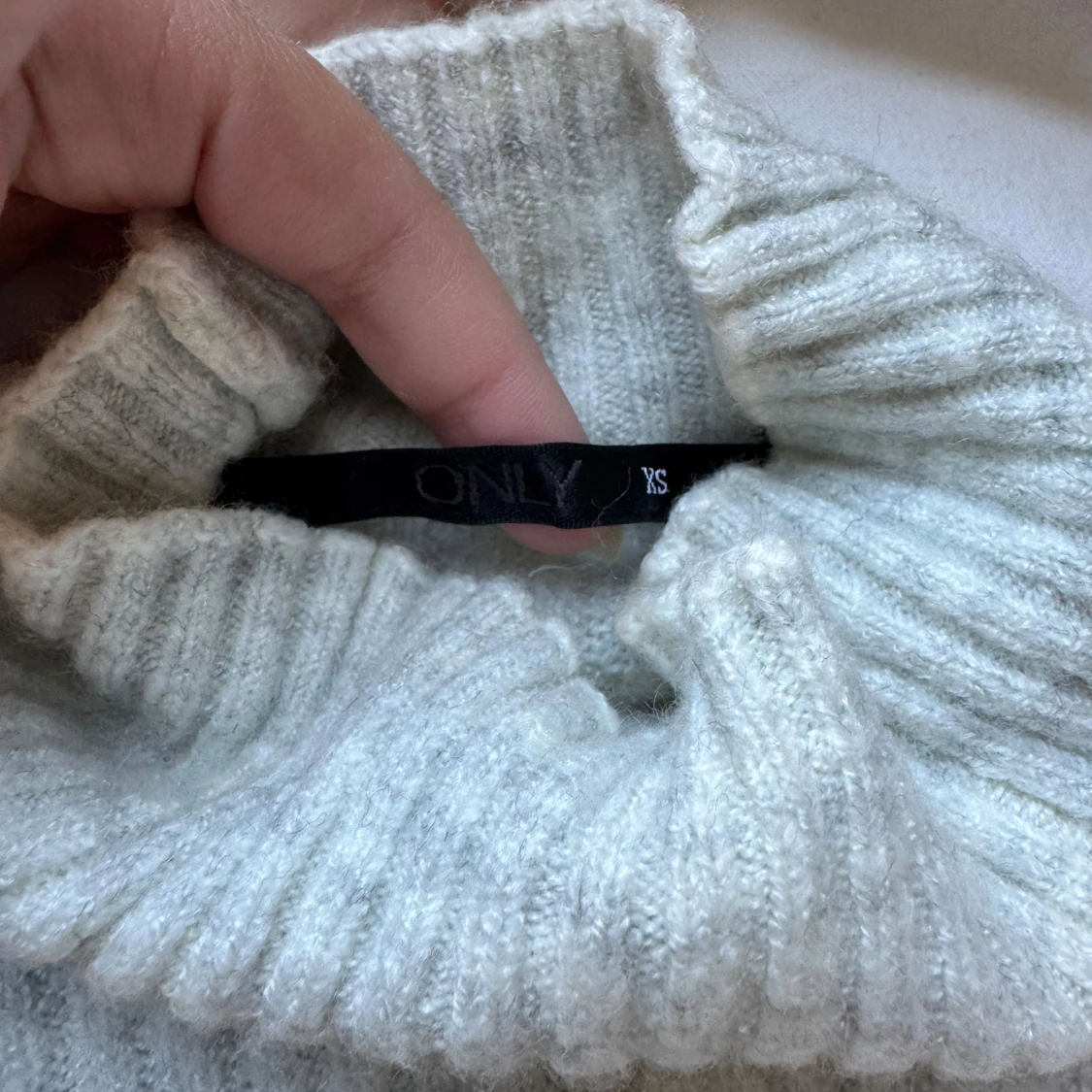 Ljusgrå croppad tröja - 3