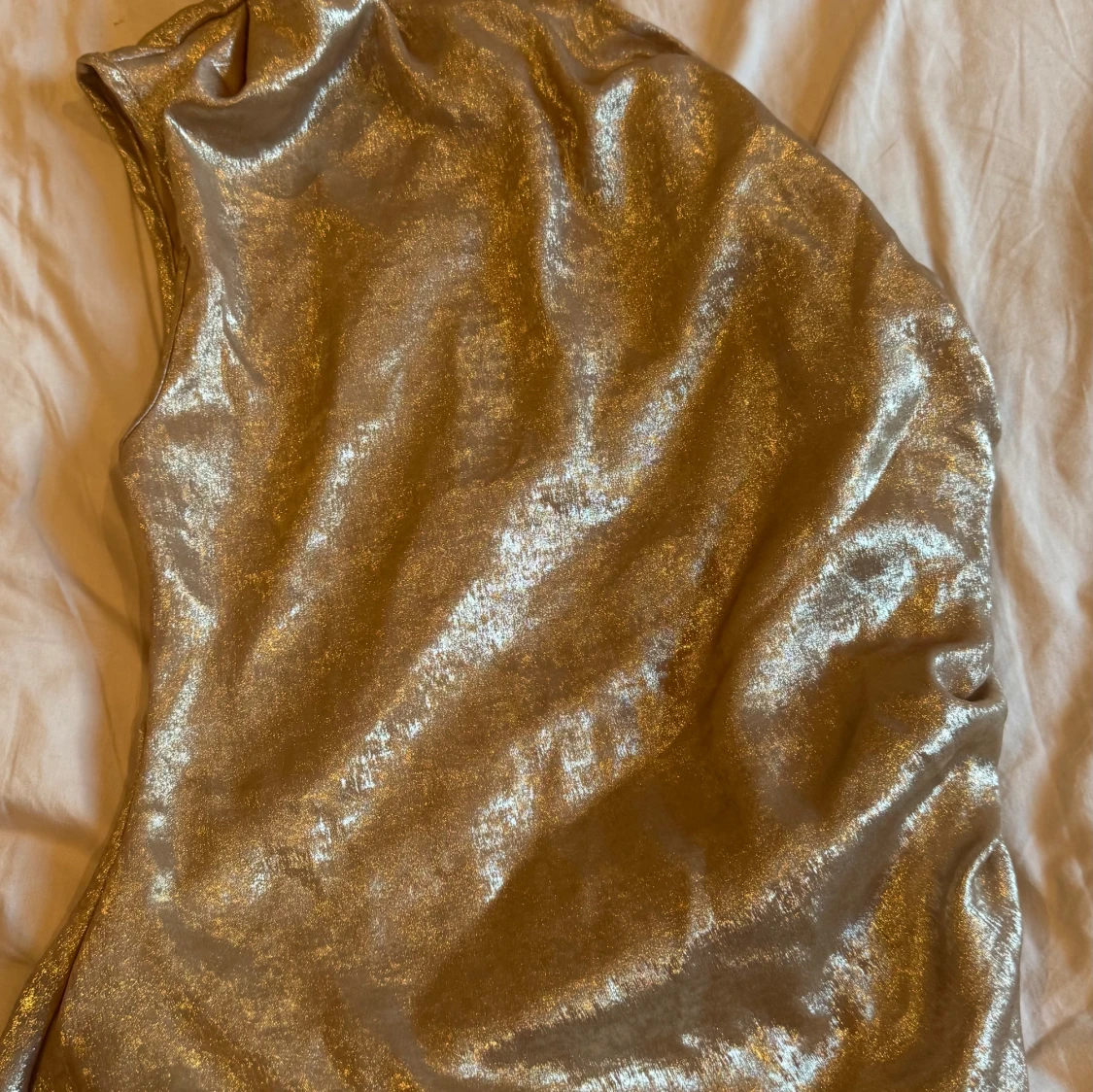 Guldig one shoulder topp i glansigt tyg - 2