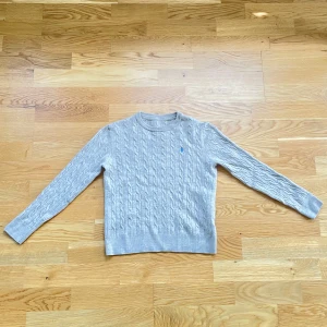 Morris kabelstickad tröja - Fin och elegant Beige Morris kabelstickad tröja med blå emblem i storlek XXS, sitter lite tajtare än andra Morris tröjor. Pris kan diskuteras.