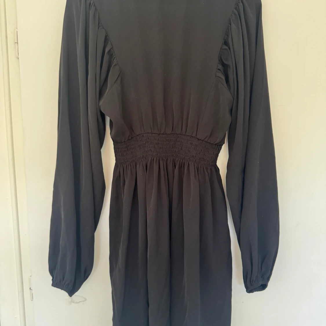 Svart omlottklänning med lång ärm - 1