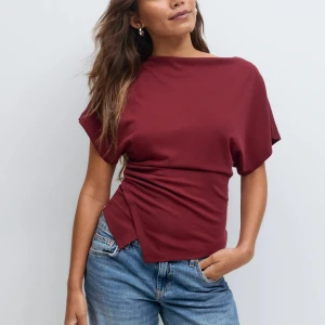 Vinröd topp - Säljer en vinröd topp med snygg omlott-detalj i midjan och korta ärmar. Storlek XS från Gina tricot, aldrig använts.