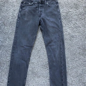 Svarta jeans från Jack & Jones 29/32 - Säljer ett par svarta jeans från Jack & Jones i klassisk rak modell. Jeansen har fem fickor, diskreta sömmar på bakfickorna och är tillverkade i slitstarkt denim. Perfekta för dig som gillar en enkel och stilren look.
