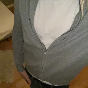 Grå fullzip från MNG - Säljer en stilren grå kofta från MNG med dragkedja framtill. Perfekt för en avslappnad look. Det finns inga defekter på tröjan! Storlek M men passar S också. Bara att höra av sig vid funderingar🤙💸