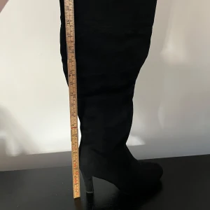 Stövlar - Lårhöga stövlar i fint skick!