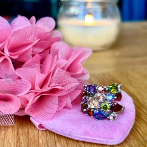 Eleganta chunky-hoops från Pilgrim! - Eleganta chunky-hoops i rostfritt stål med färgglada cubic zirkoner från Pilgrim. Iögonfallande och ovanliga men samtidigt eleganta & fina till fest och middagar oavsett vilken stil du har. Bredd: 1 cm. Diameter: 2 cm. Oanvända.