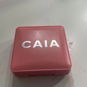 CAIA Matte Blush Watermelon Sugar - Superfin matt rouge från CAIA i färgen Watermelon Sugar. Kommer i en snygg rosa kompakt dosa med spegel, perfekt att ha med i väskan. Ger kinderna en fräsch, naturlig rosig ton. Vegansk formula och tillverkad i Italien.