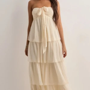 Balklänning BLÅ!  - Storlek S, produkten har använts en gång, artikeln är egentligen Blå men finns inte bild på! 